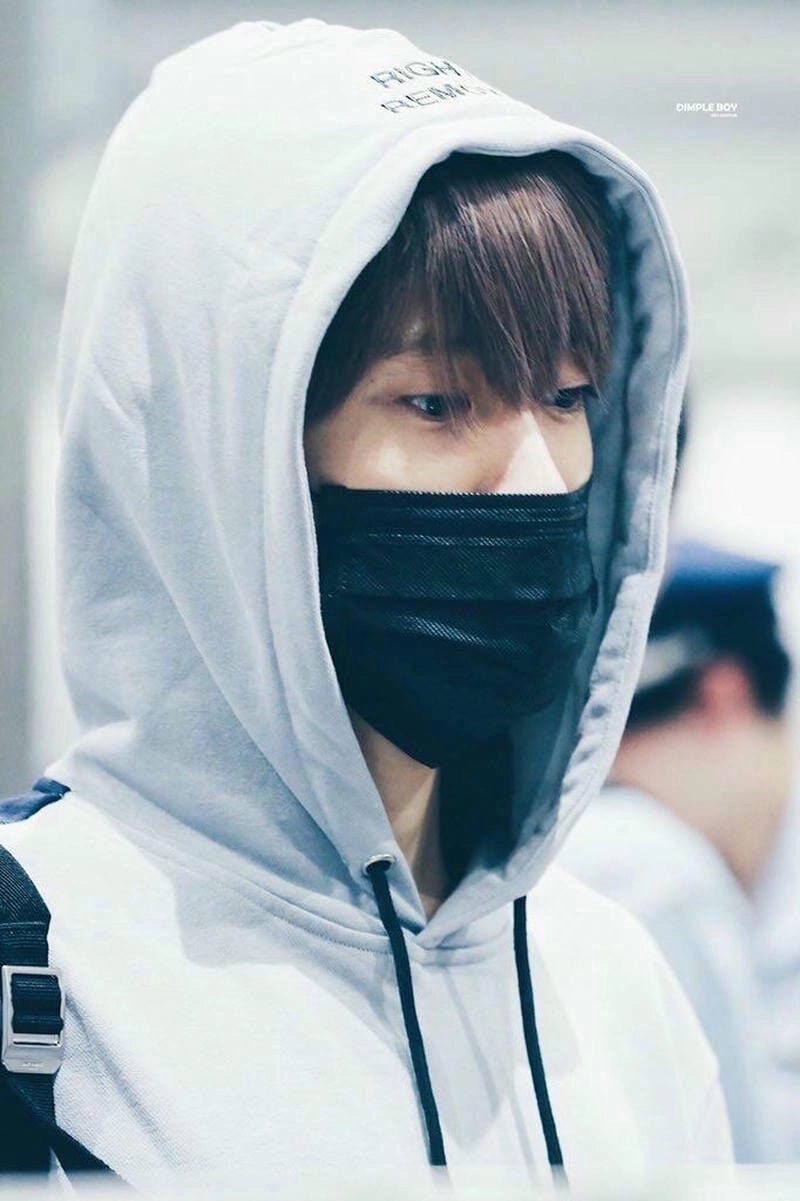 Ảnh trai đẹp 2K6 đeo khẩu trang với góc chụp nghệ thuật