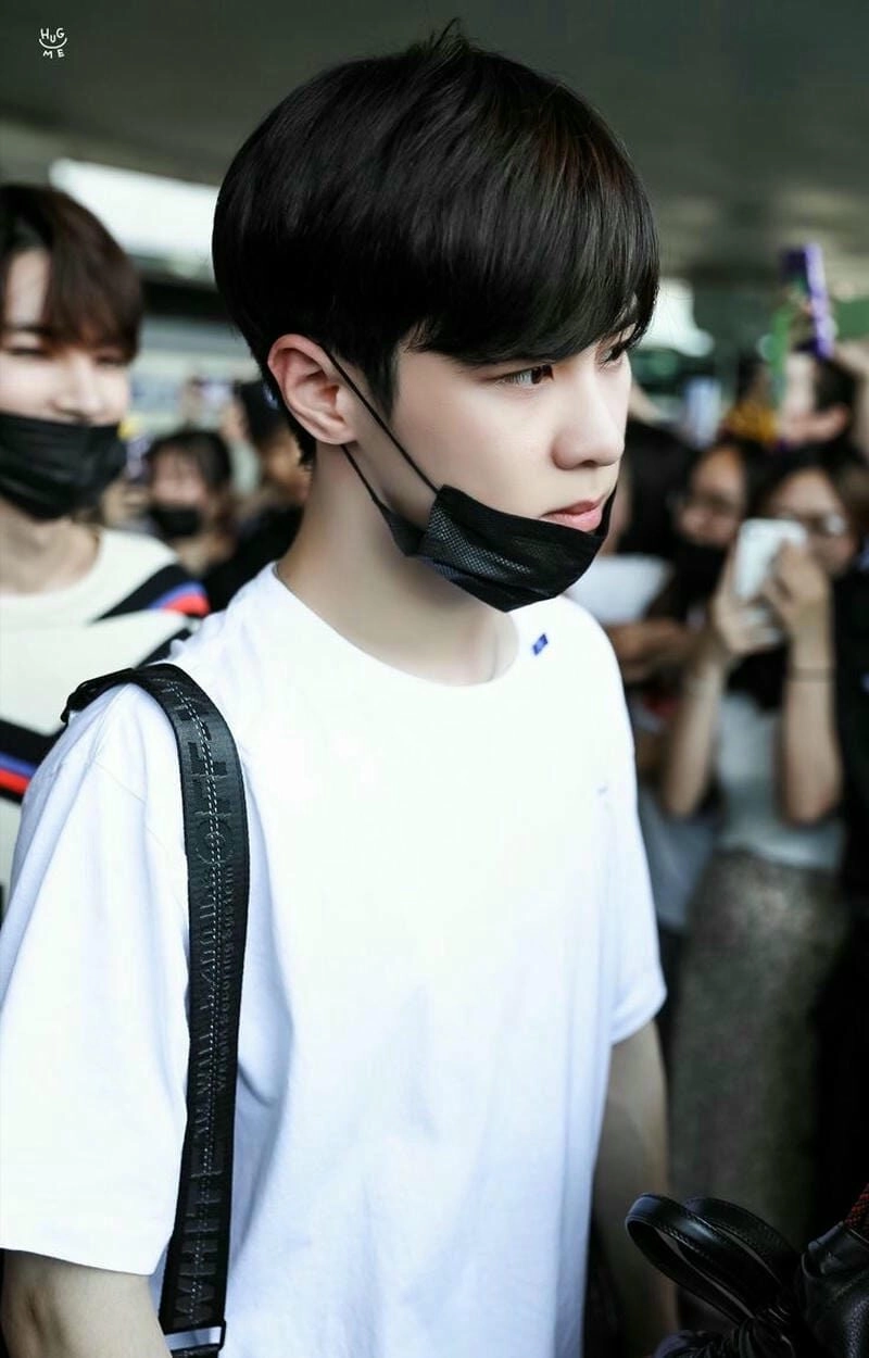 Ảnh trai đẹp 2K6 che mặt với áo thun trắng