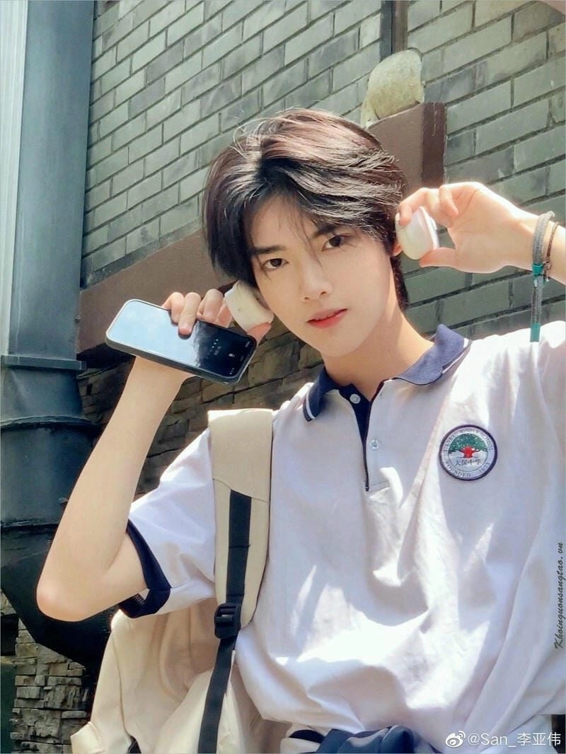 Ảnh trai đẹp 2K6 tóc 2 mái với biểu cảm tự tin