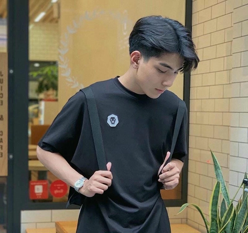 Ảnh trai đẹp 2K6 tóc 2 mái trong không gian học đường