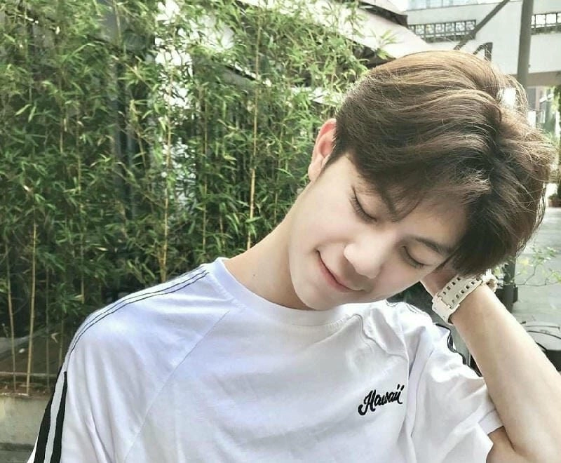 Ảnh trai đẹp 2K6 tóc 2 mái trong trang phục năng động