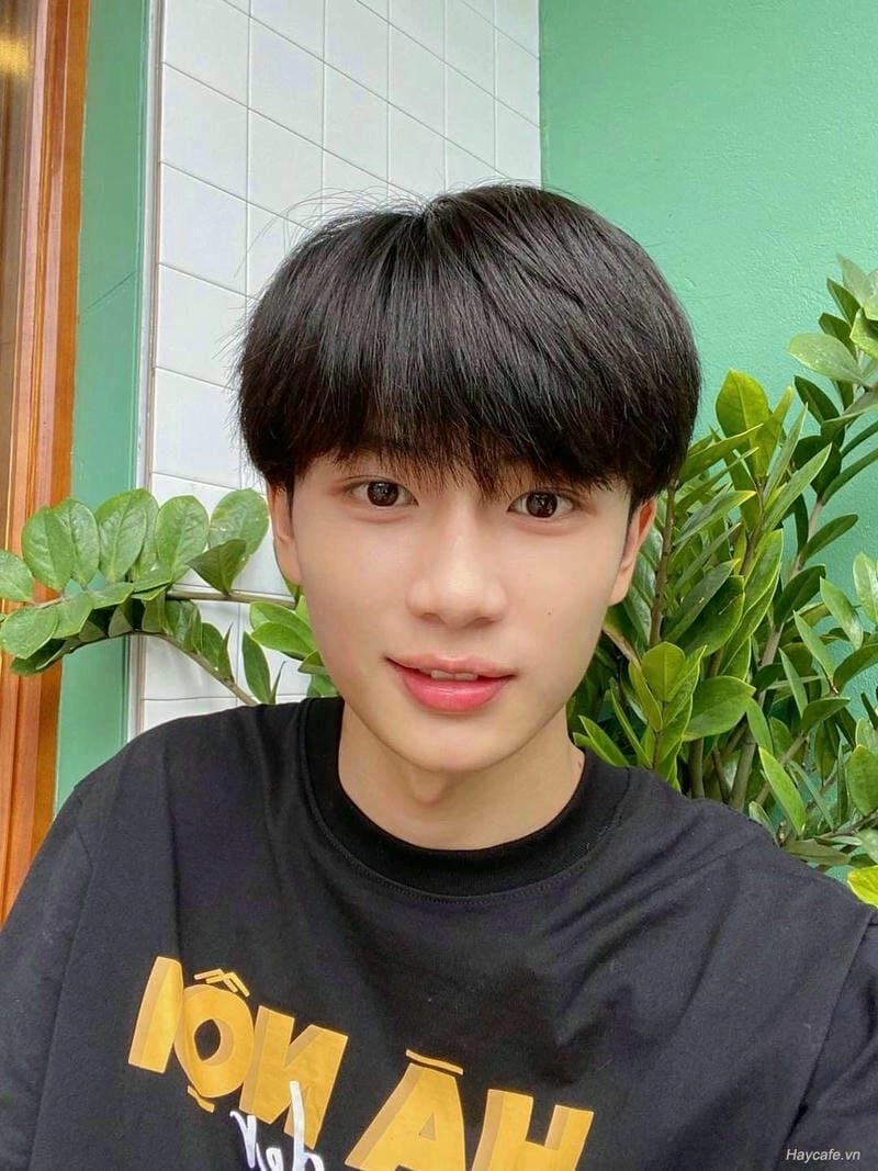 Ảnh trai đẹp 2K6 tóc 2 mái với vẻ ngoài điển trai