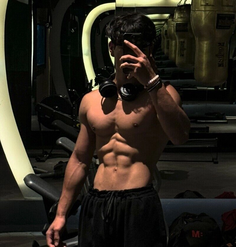 ảnh trai đẹp 6 múi che mặt