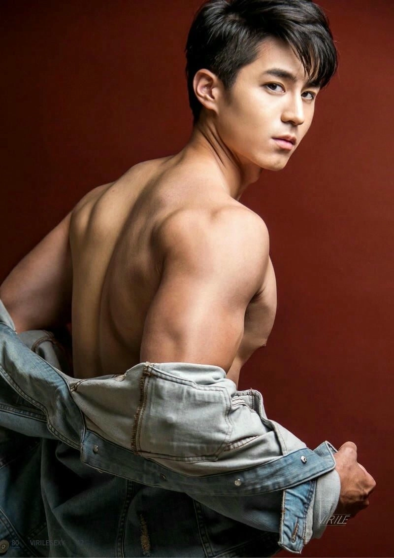 Ảnh trai đẹp múi trong bộ vest tối màu