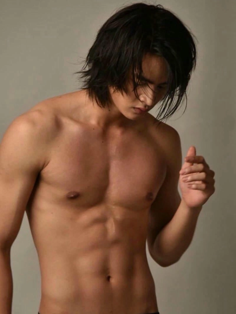 Hình ảnh trai đẹp 8 múi trong khoảnh khắc thư giãn