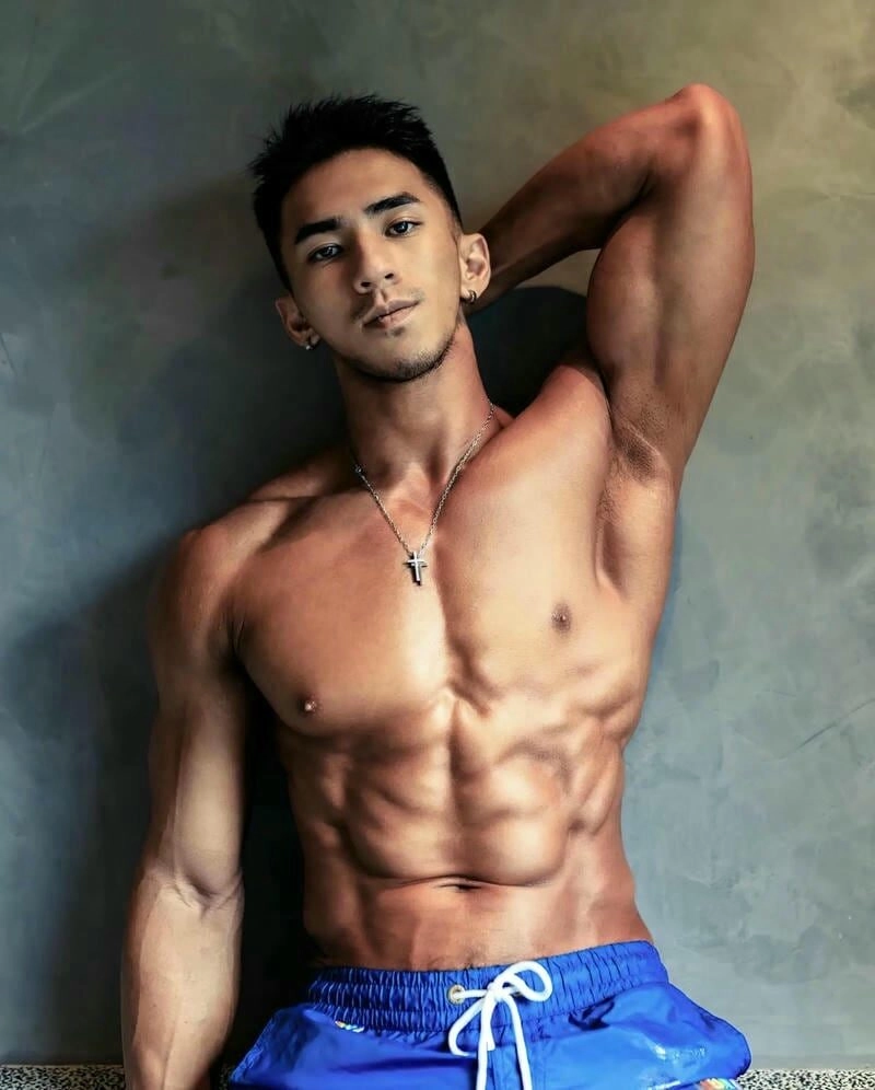 Ảnh trai 8 múi với tư thế chống đẩy