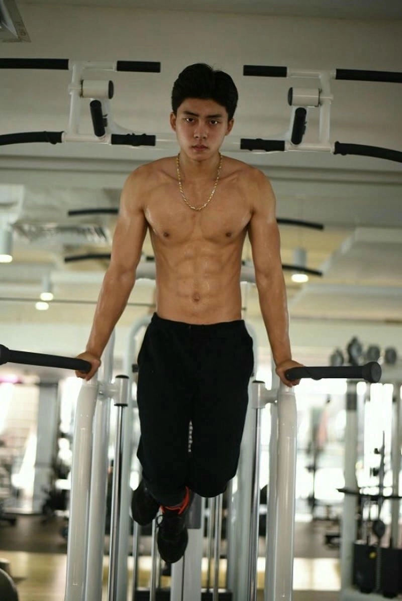 Hình ảnh trai đẹp 8 múi khoe cơ thể săn chắc