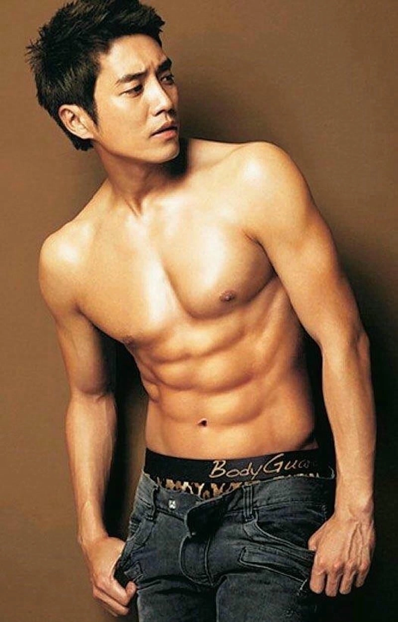 Ảnh trai đẹp múi với trang phục đơn giản