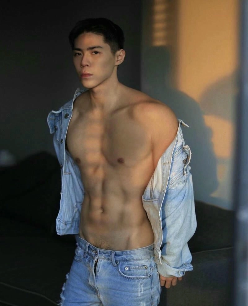 Hình ảnh trai đẹp 8 múi khoe vẻ nam tính