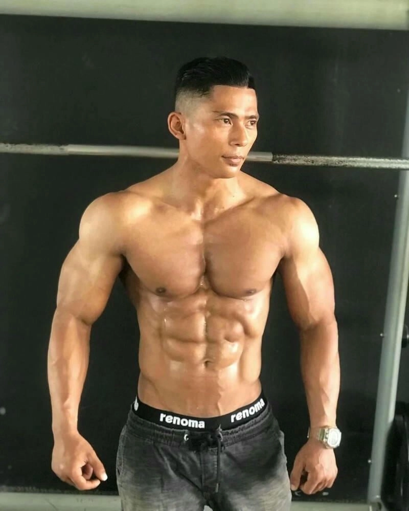 Hình ảnh trai đẹp 8 múi tạo dáng bên bờ biển