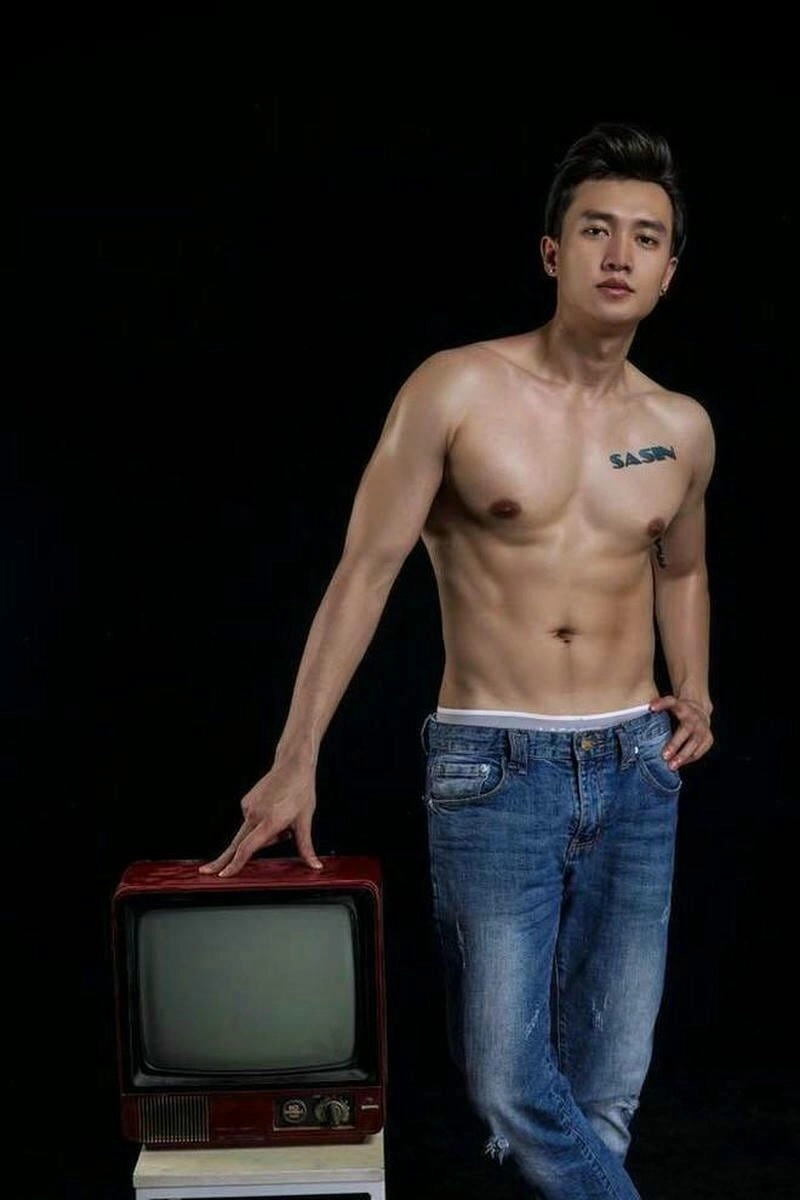 Ảnh trai đẹp 8 múi với phong cách thể thao mạnh mẽ