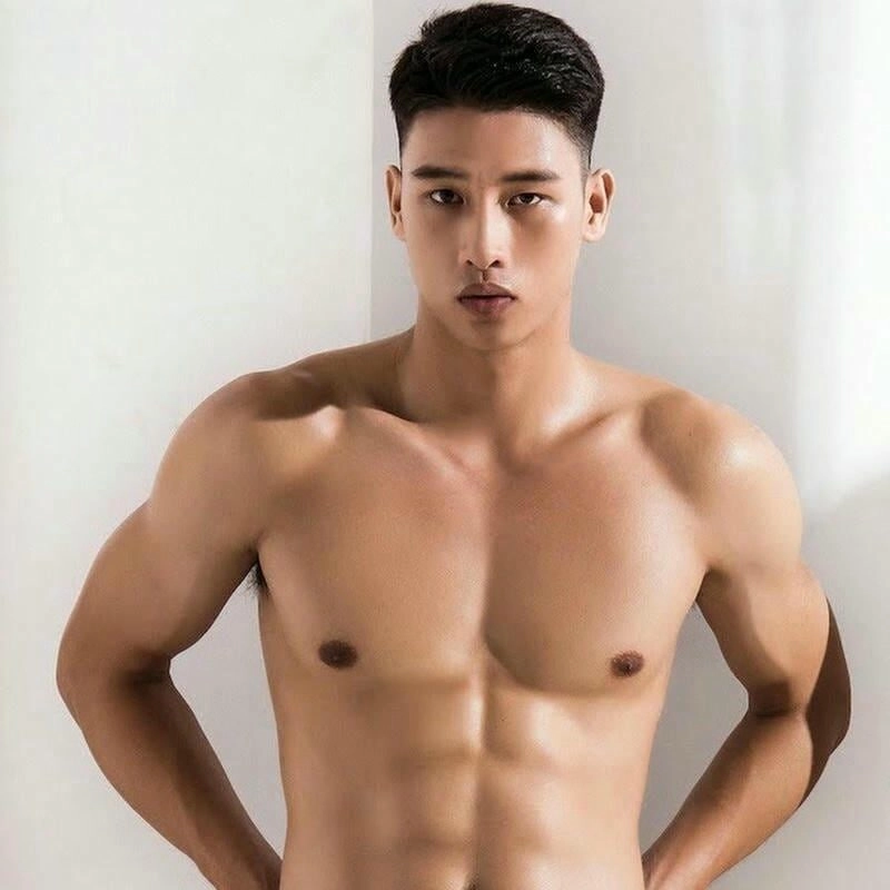 Ảnh trai đẹp múi trong bộ đồ thể thao tối màu