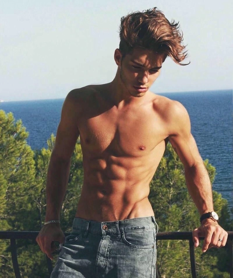 Ảnh trai đẹp múi tạo dáng trong không gian tối giản