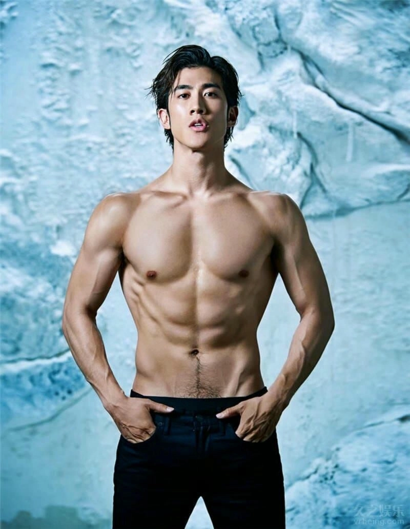 Ảnh trai đẹp 8 múi với ánh nhìn tự tin