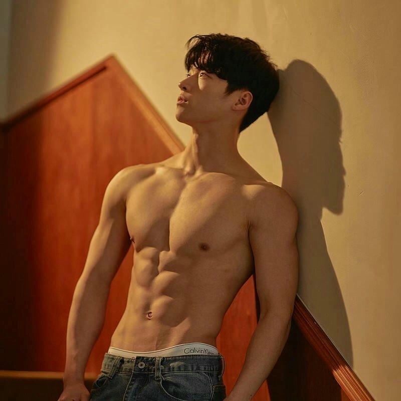 Hình ảnh trai đẹp 8 múi chụp bên cửa sổ