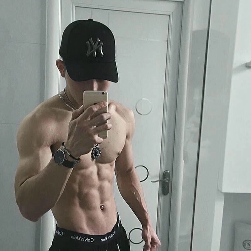 Hình ảnh trai đẹp 8 múi trong tư thế tập tạ