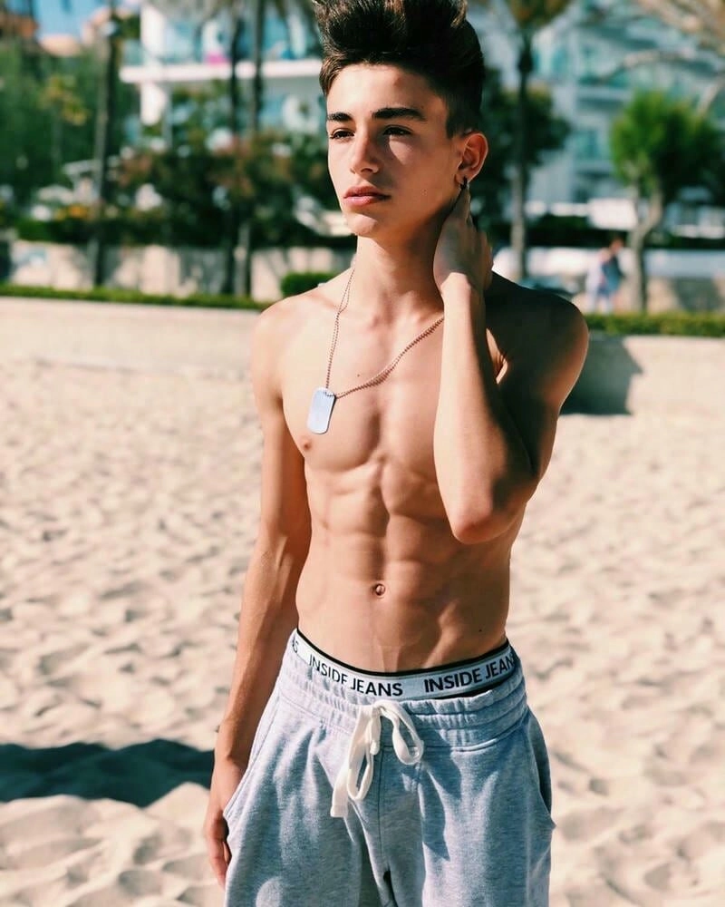 Ảnh trai đẹp múi bên cạnh hồ bơi với dáng vẻ thư thái