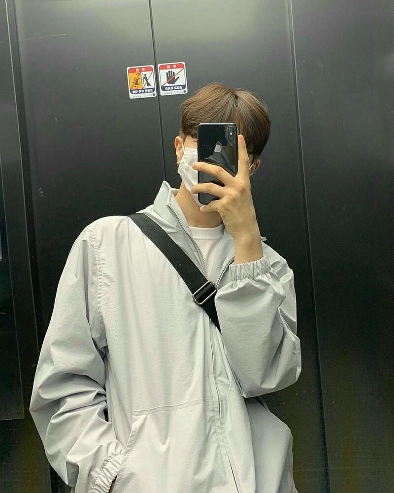 Ảnh trai đẹp ngồi ghế với biểu cảm suy tư