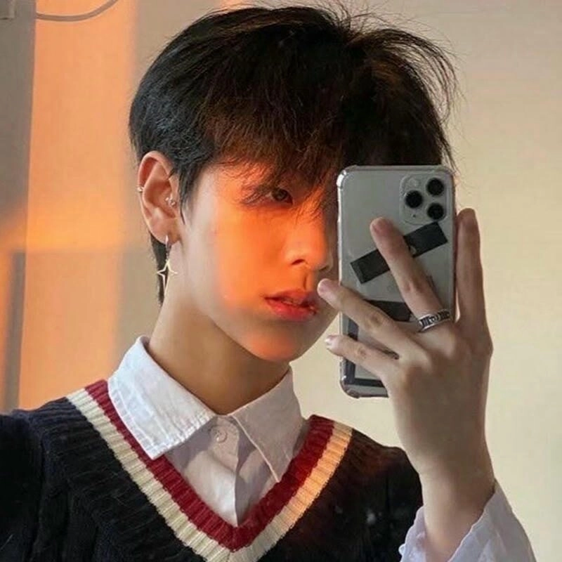 Ảnh trai đẹp che mặt ngồi ghế