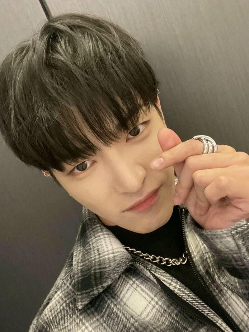 Ảnh trai ngồi ghế trong không gian ngoài trời