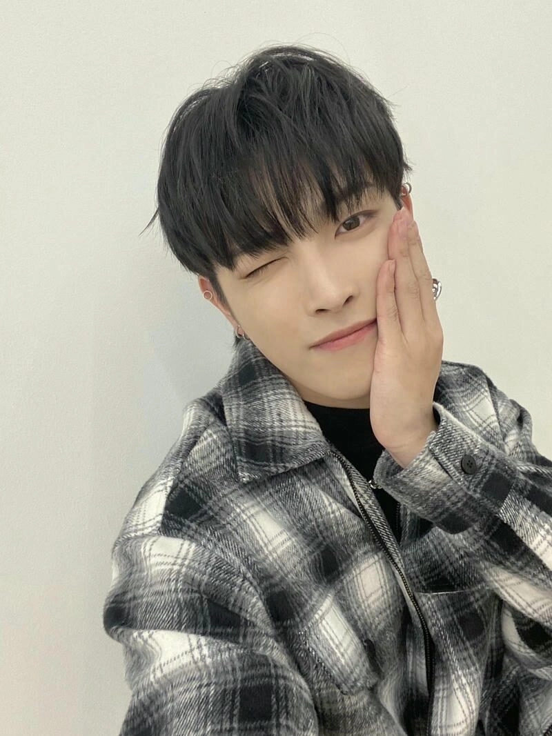 Ảnh trai đẹp che mặt ngồi ghế