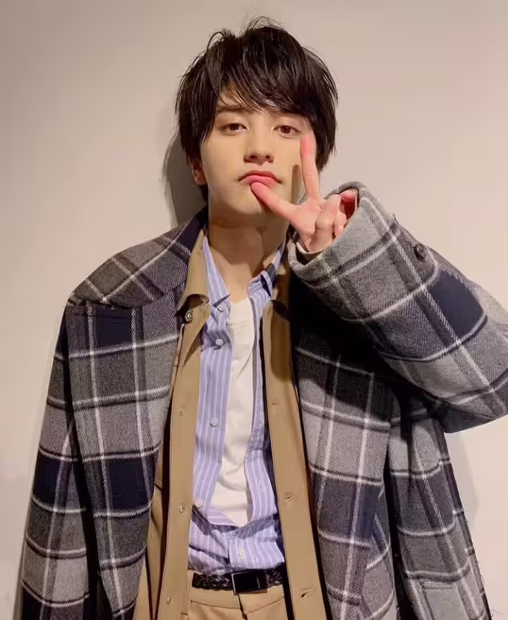 Ảnh trai đẹp che mặt bằng tay