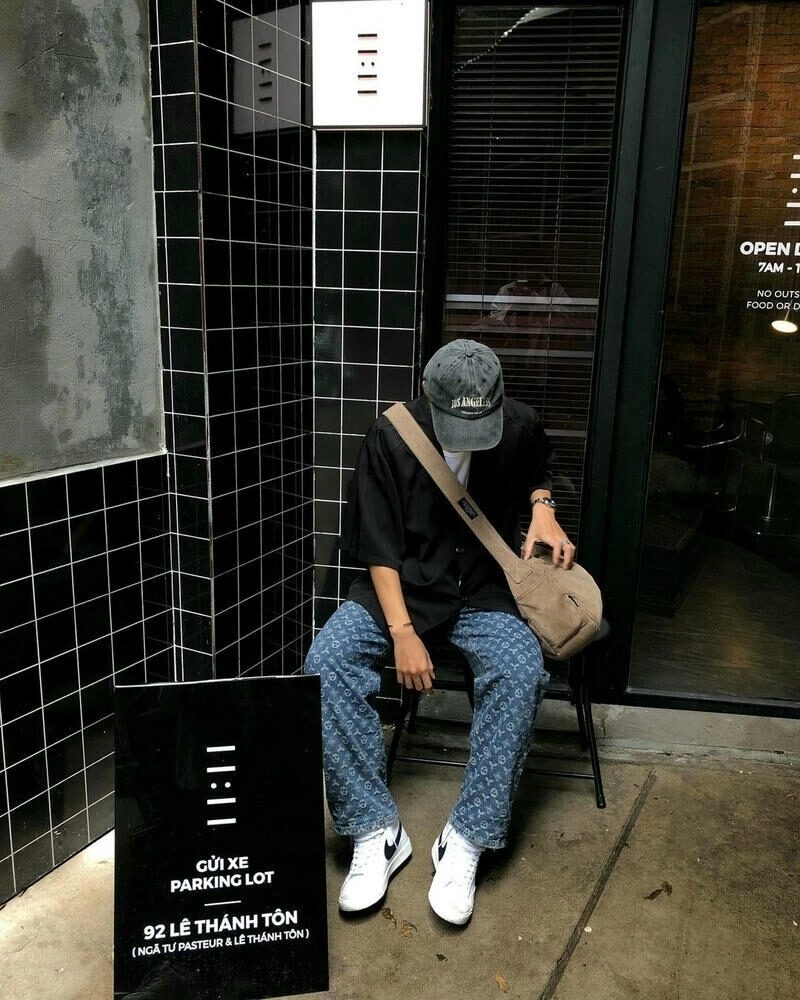 Ảnh trai đẹp ngồi ghế nhìn xa xăm