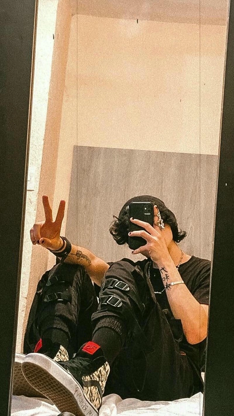 Ảnh trai đẹp che mặt ngồi ghế