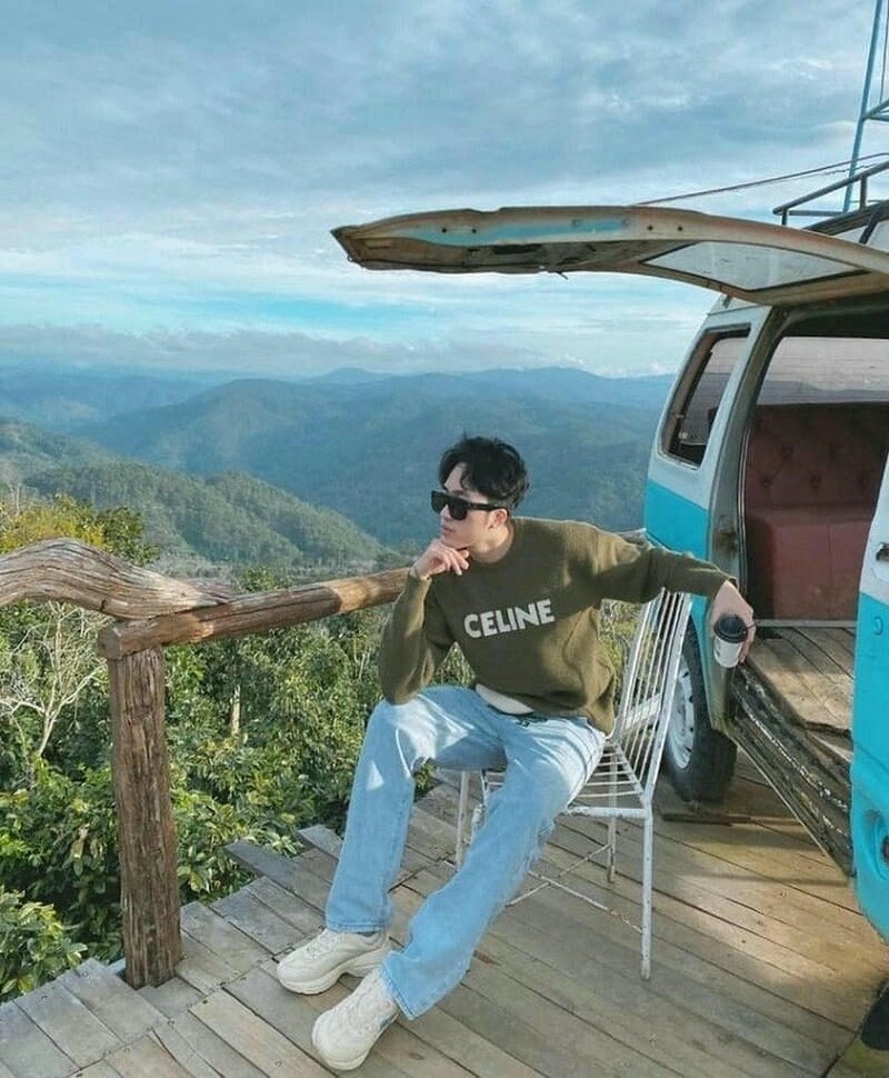 Ảnh trai đẹp che mặt ngồi ghế