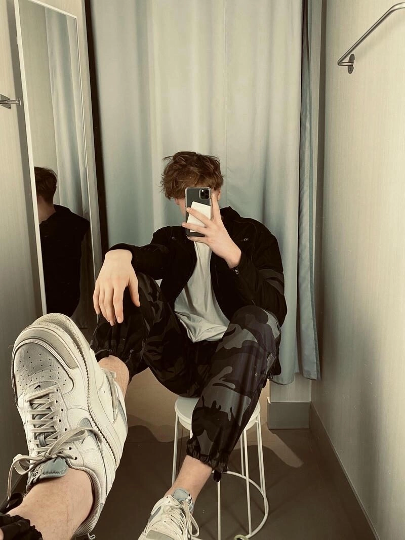 Ảnh trai đẹp che mặt ngồi ghế