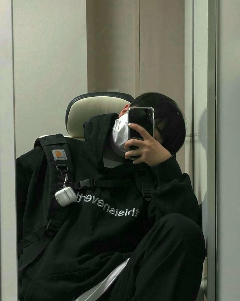 Ảnh trai đẹp che miệng, tạo vẻ bí ẩn