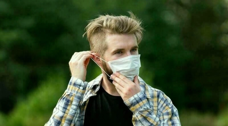 Ảnh trai đẹp đeo khẩu trang đen đầy quyến rũ