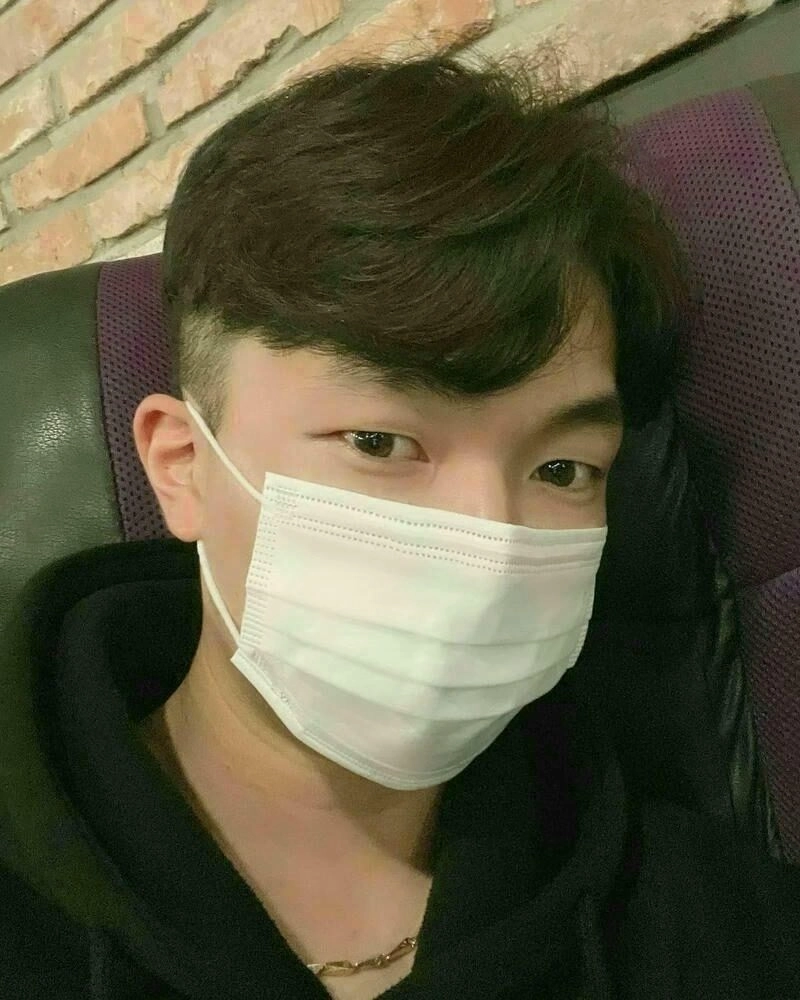 Ảnh trai đeo khẩu trang tạo vẻ bí ẩn