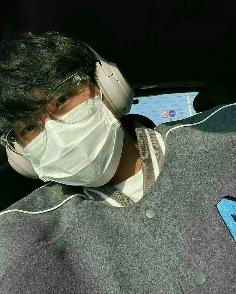 Ảnh trai đẹp đeo khẩu trang trắng thu hút