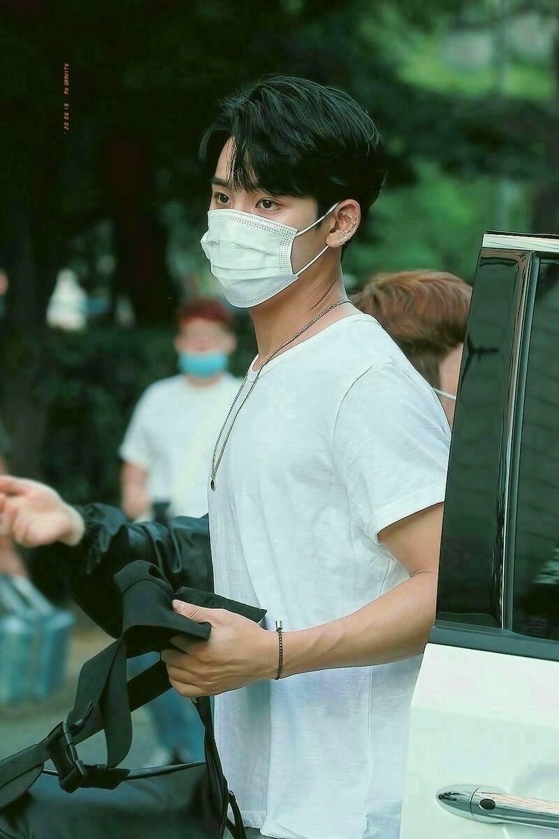 Ảnh trai đẹp đeo khẩu trang đen