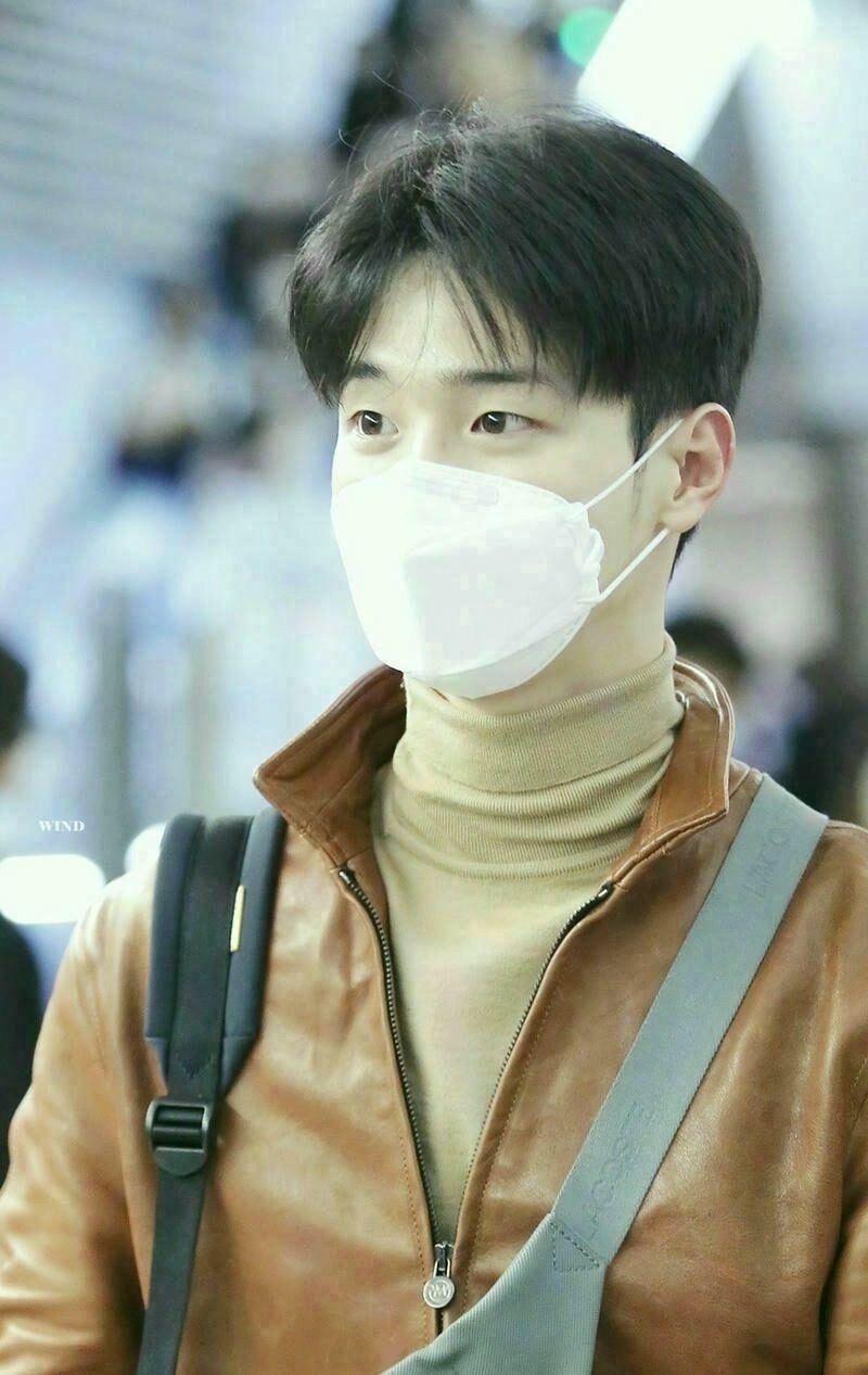 Ảnh trai đeo khẩu trang trắng