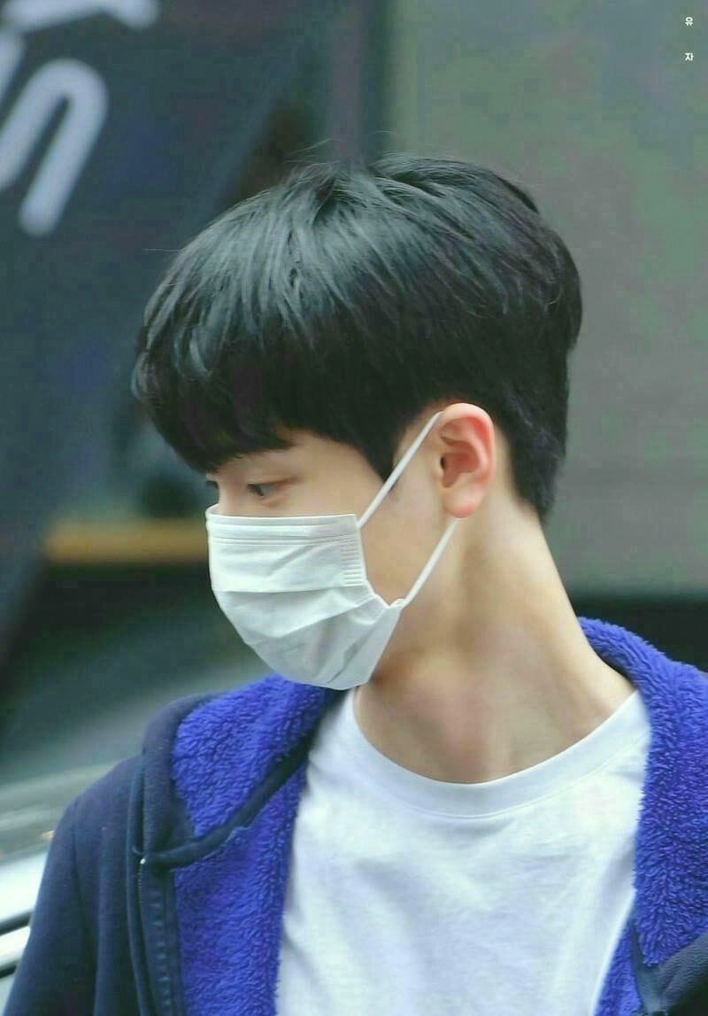 Ảnh trai đẹp đeo khẩu trang đen mang lại sự bí ẩn