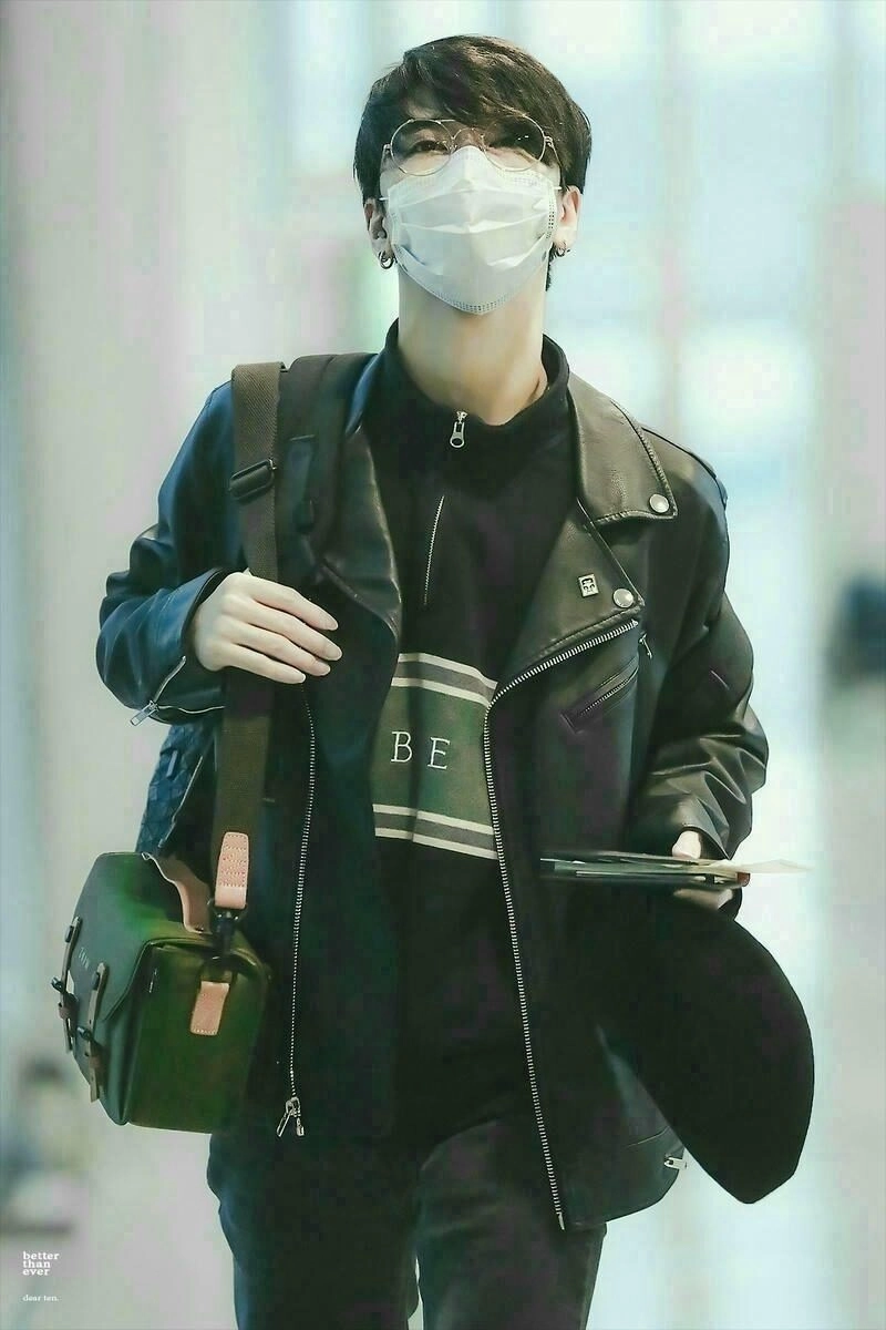 Ảnh trai đeo khẩu trang trắng lôi cuốn