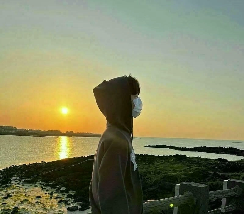 Ảnh trai đeo khẩu trang trắng tạo phong cách hiện đại