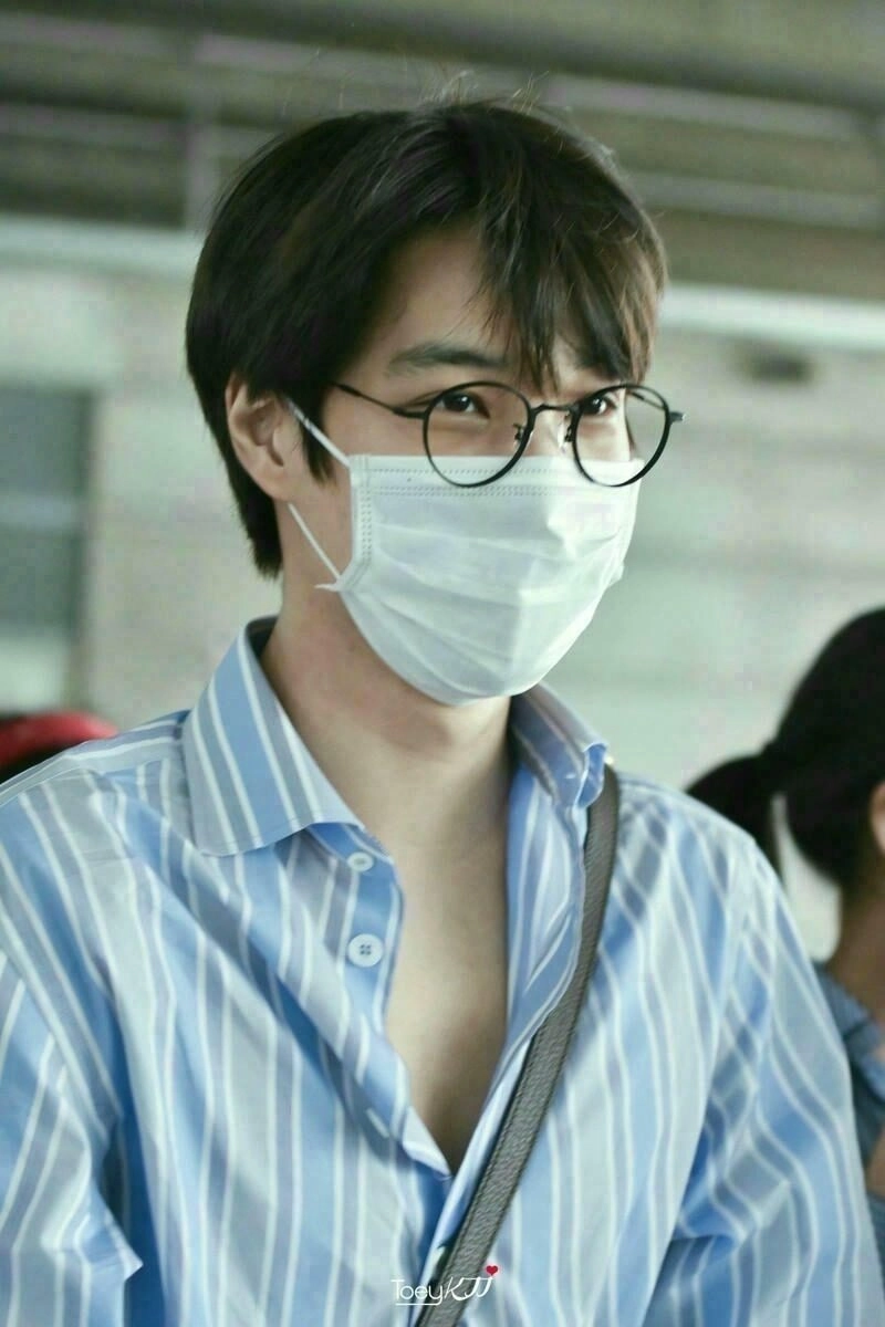 Ảnh trai đẹp đeo khẩu trang đen