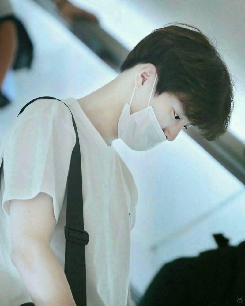 Ảnh trai đẹp đeo khẩu trang trắng