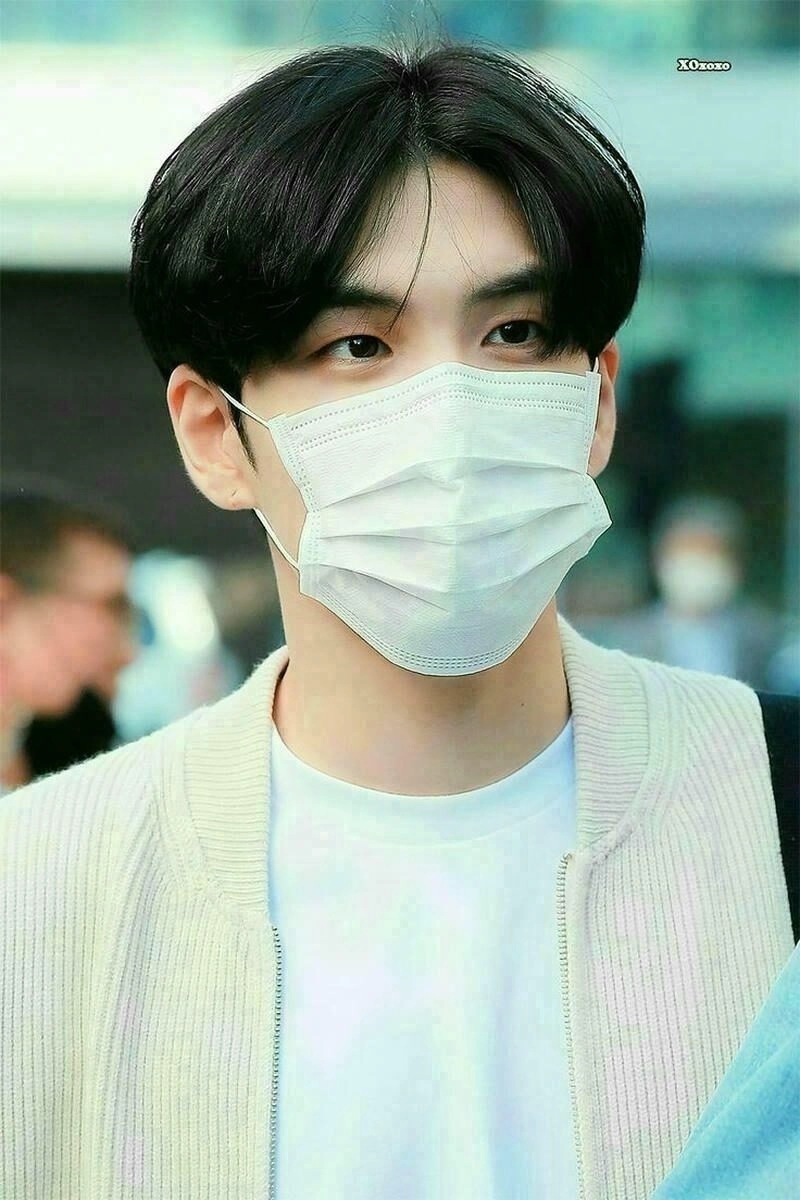 Ảnh trai đẹp đeo khẩu trang thể hiện sự tự tin