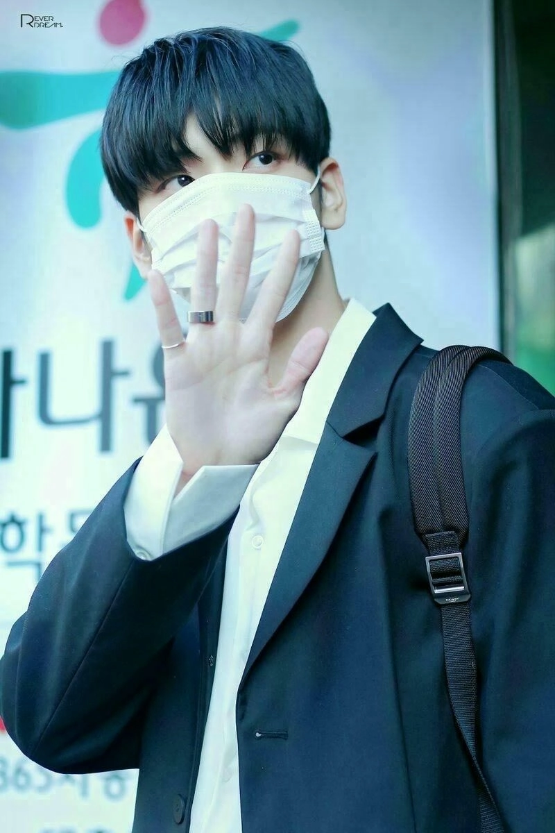 Ảnh trai đẹp đeo khẩu trang đen