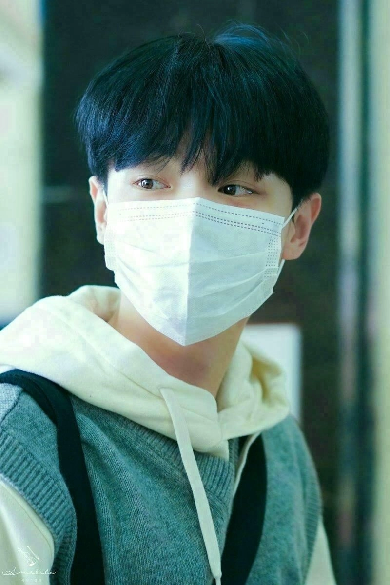 Ảnh trai đẹp đeo khẩu trang với diện mạo mới