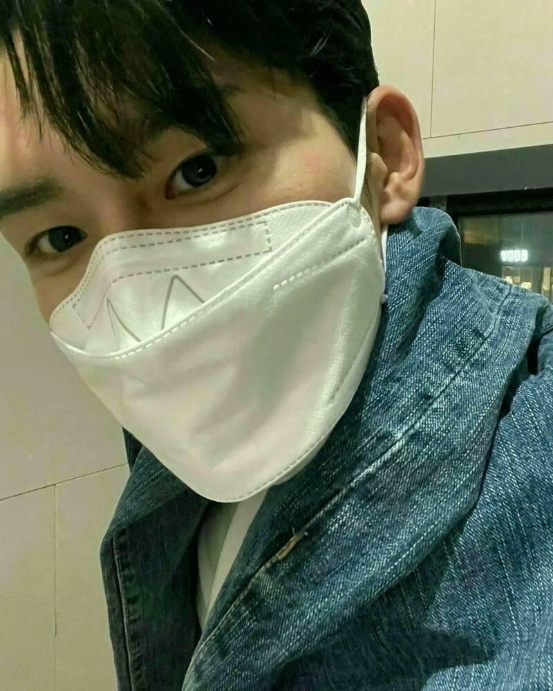 Ảnh trai đẹp đeo khẩu trang đen