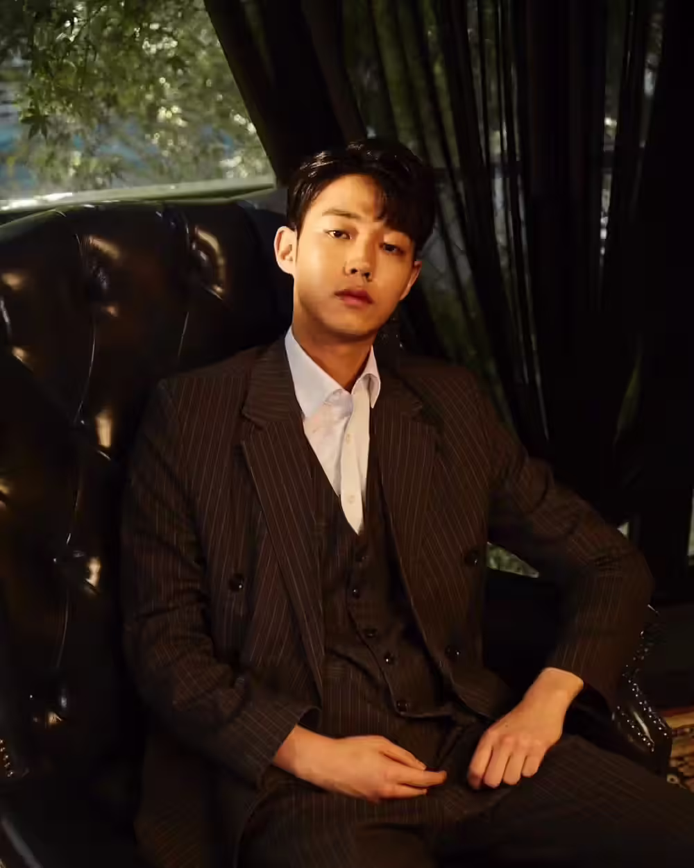 Ảnh trai K5 che mặt với ánh mắt sắc sảo