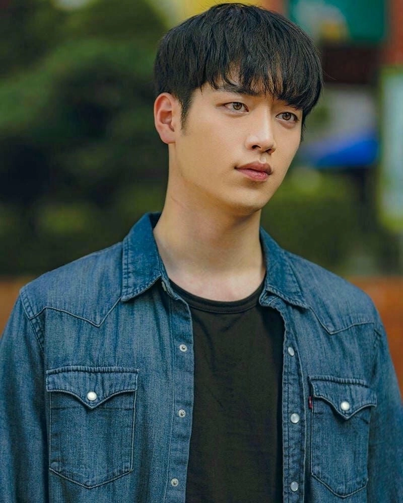 Ảnh trai đẹp K5 với ánh mắt sáng