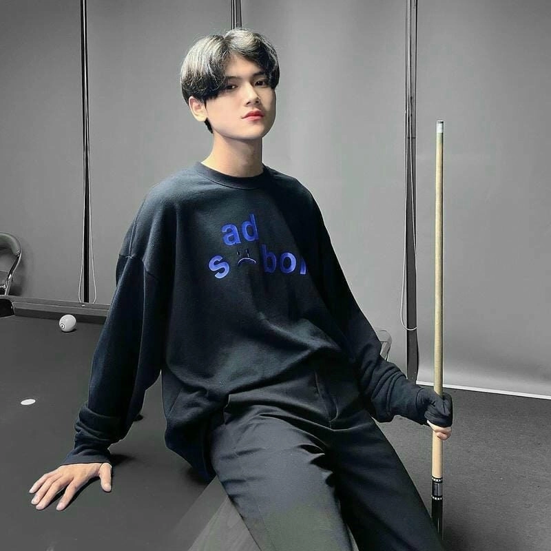 Ảnh trai đẹp K5 che mặt trong không gian thoáng đãng