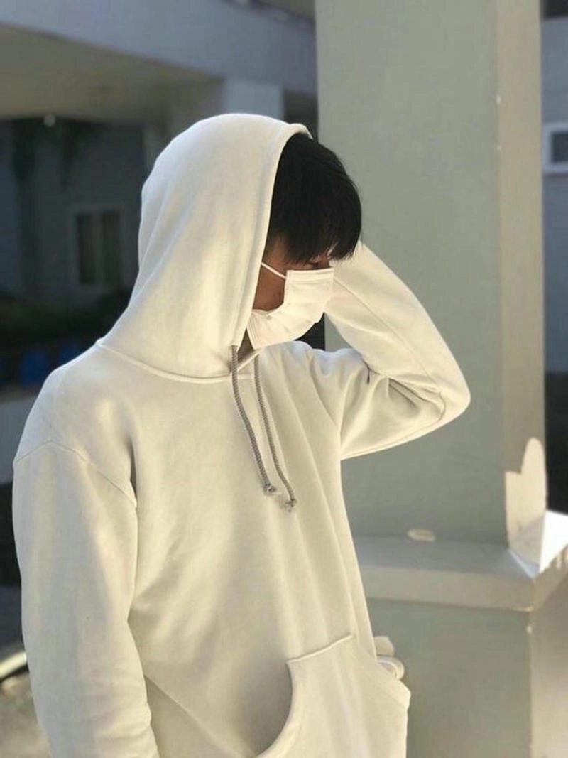 Ảnh trai đẹp mặc áo hoodie trắng tỏa sáng