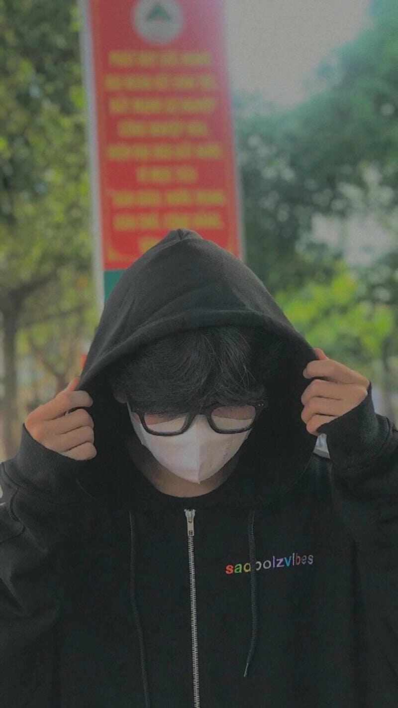 Ảnh trai đẹp mặc áo hoodie đen phối đồ chuẩn fashionista